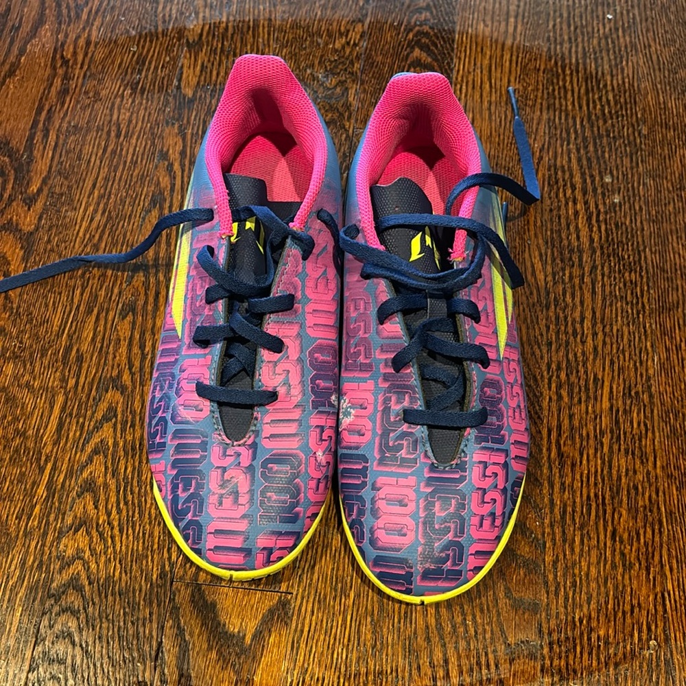 Men’s indoor cleats size 6